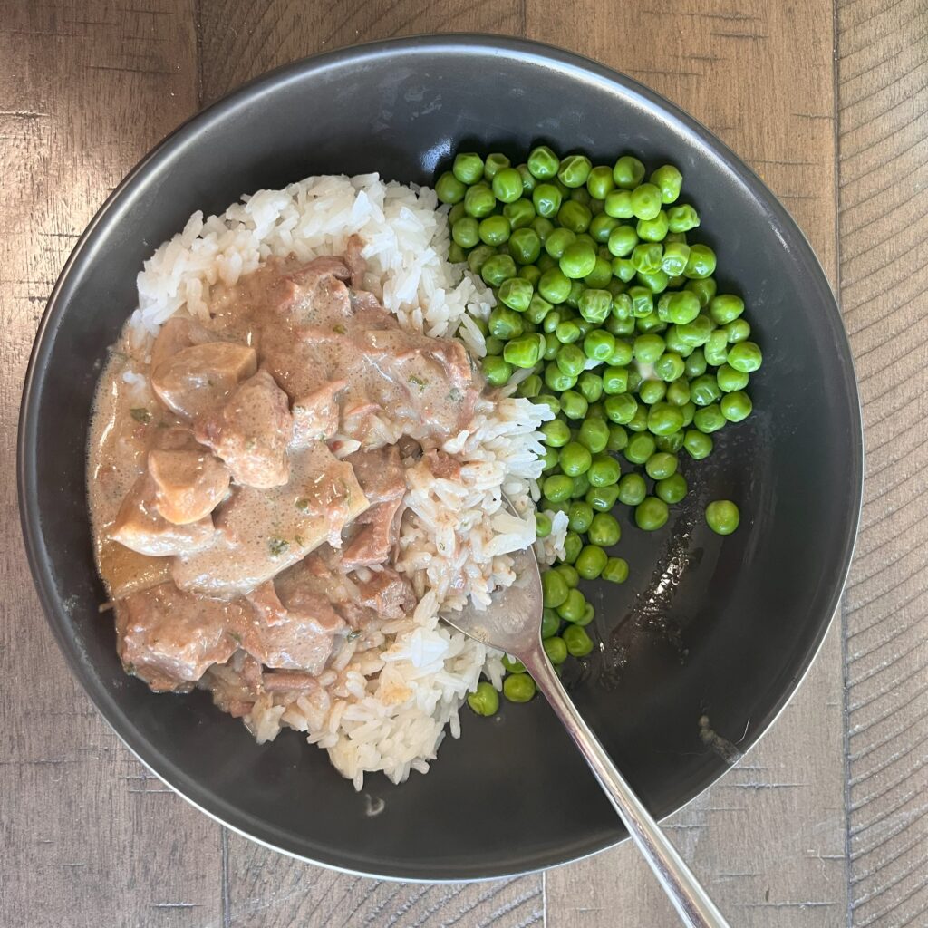 steak tips in gravy with peas and rice